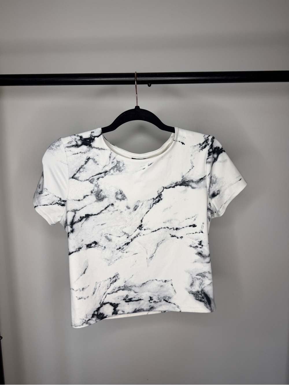 Express Marble-Print Cropped Tee - White/Black
